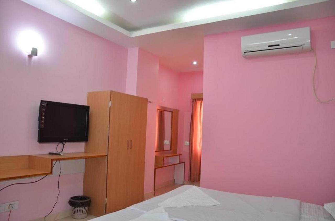 Hotel Barbareek Shillong Exteriör bild