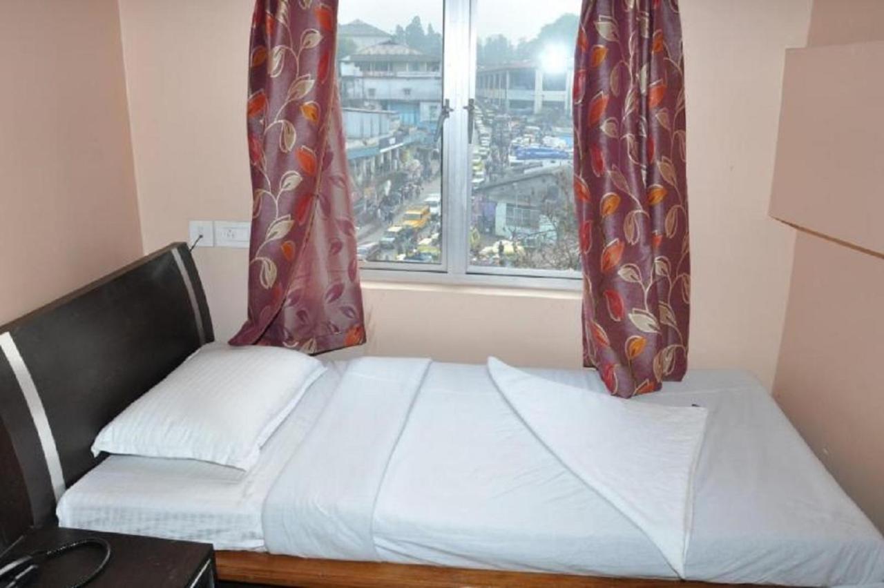 Hotel Barbareek Shillong Exteriör bild